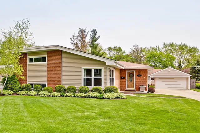 1426 E Emmerson Ln photo 1
