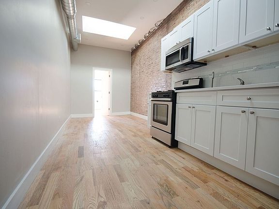 3rd image of 144 Manhattan Ave APT 2L
