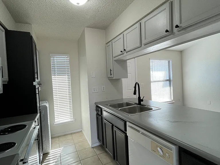 2253 Donna Dr — Photo 5