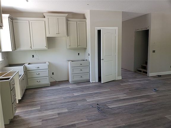 4th image of 421 Lakespur Ln