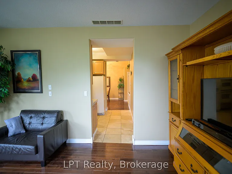 317 Queen St #302 — Photo 18