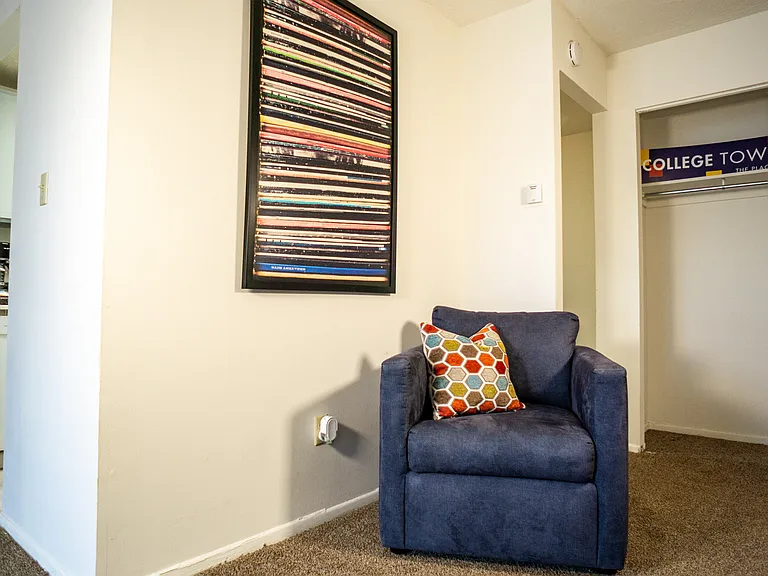 College Towers Apartments — Photo 31