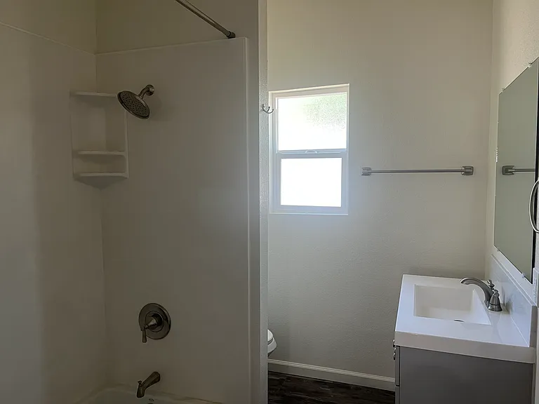 202 W 7th St — Photo 24