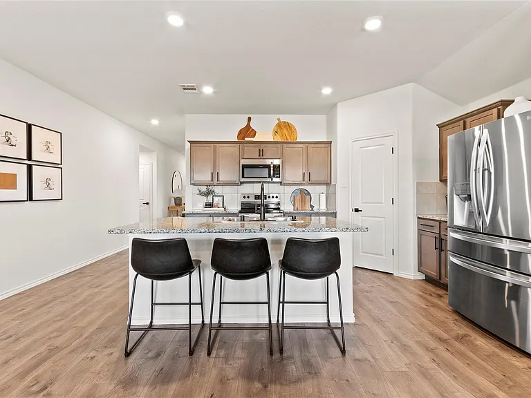 985 Alton Dr — Photo 4
