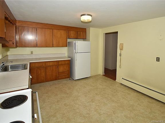 5th image of 138 Oak St