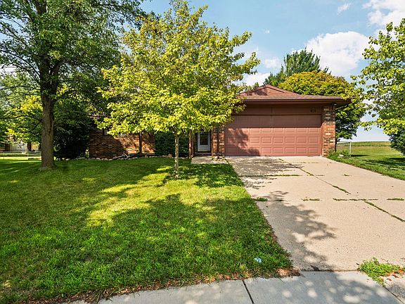 2nd image of 419 Glenbrook Ct