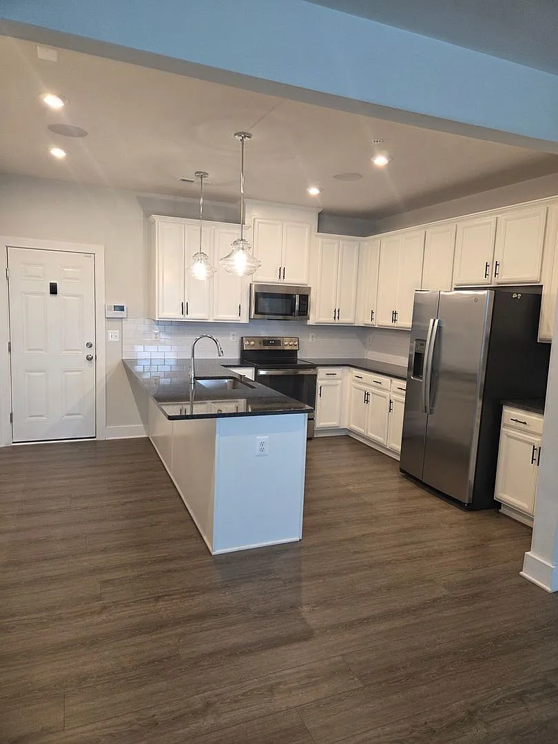 Modern 2 Bed 2.5 Bath Townhouse- VCU Area — Photo 2