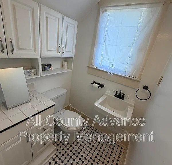 912 Pine St — Photo 11