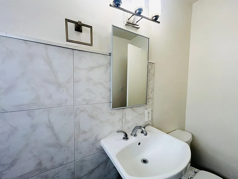 1233 N Ardmore Ave Apartments — Photo 4
