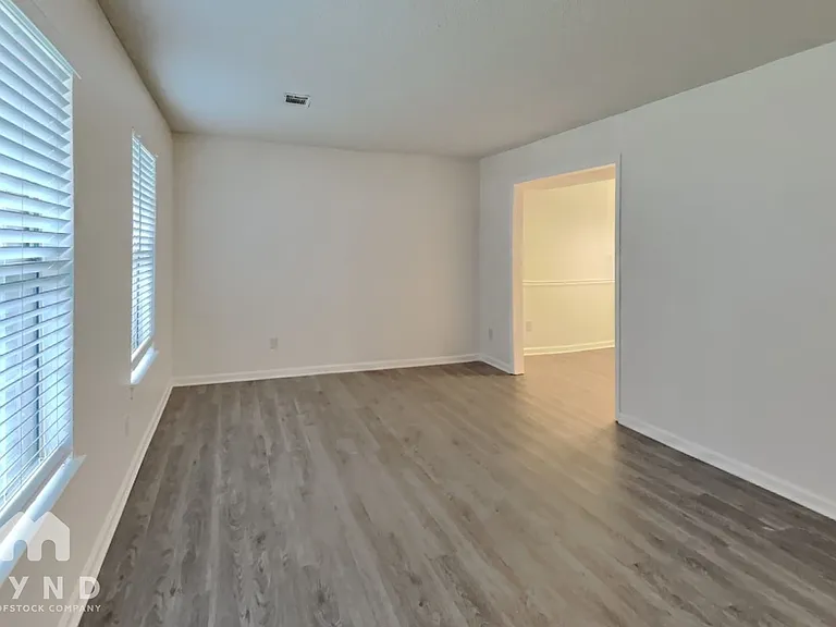 5561 Northcut Dr — Photo 6