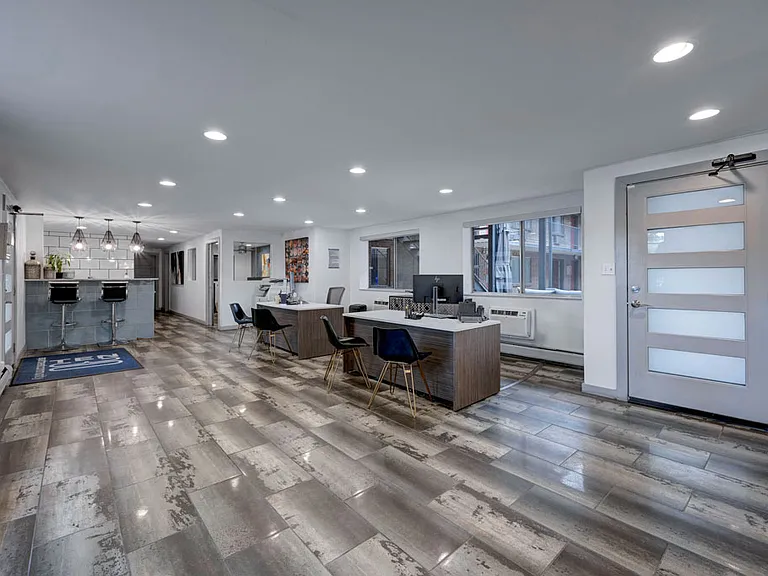 Ten 30 & Ten 49 Apartments — Photo 16