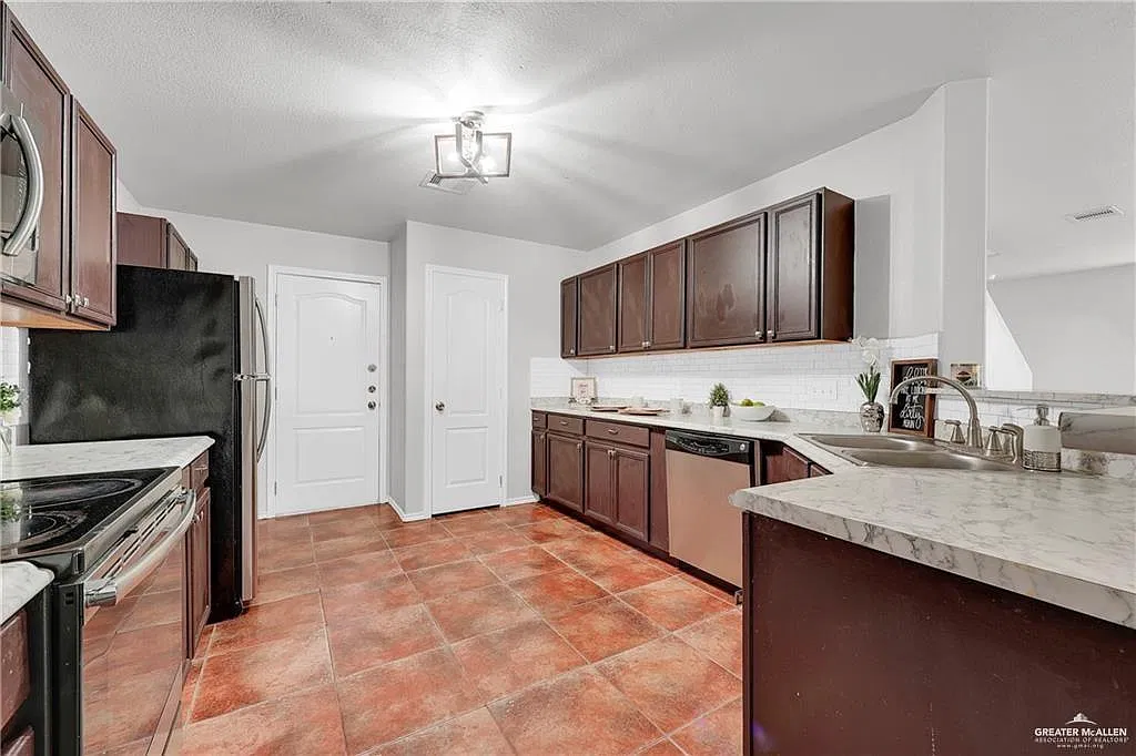 3 bed, 2.5 bath, 1857 sqft, $1,750 — Photo 4