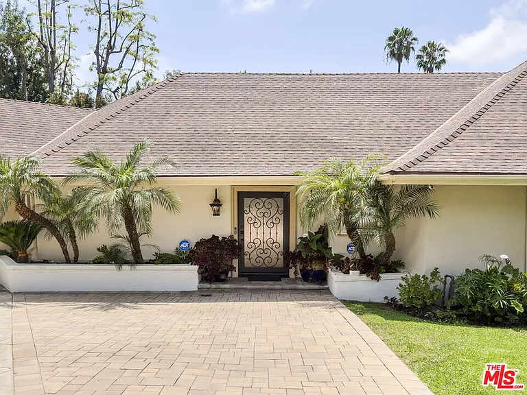 1094 Garden Ln — Photo 7