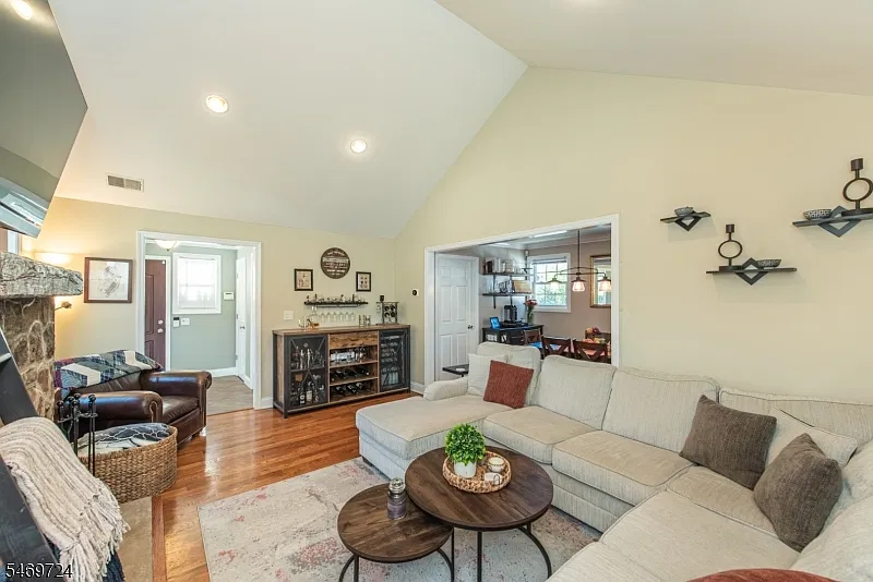 2 bed, 1.5 bath, $3,500 — Photo 3