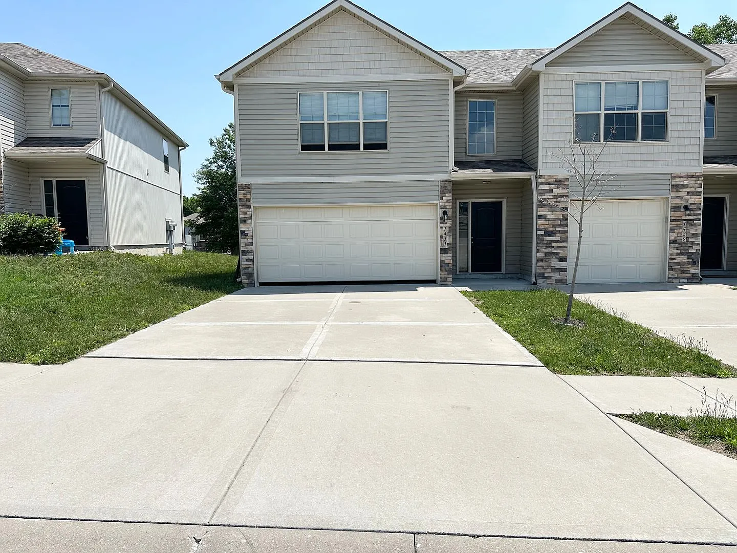 3 Bed | 2.5 Bath | 2 Car Garage Townhome in Grain Valley w/ Special — Photo 2