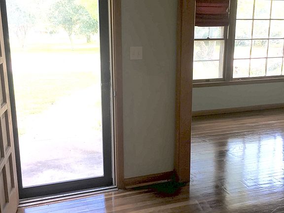 3rd image of 329 Tutt Ave