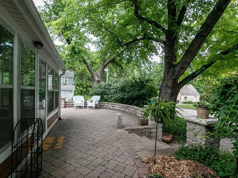 1800 Poyntz Ave — Photo 40