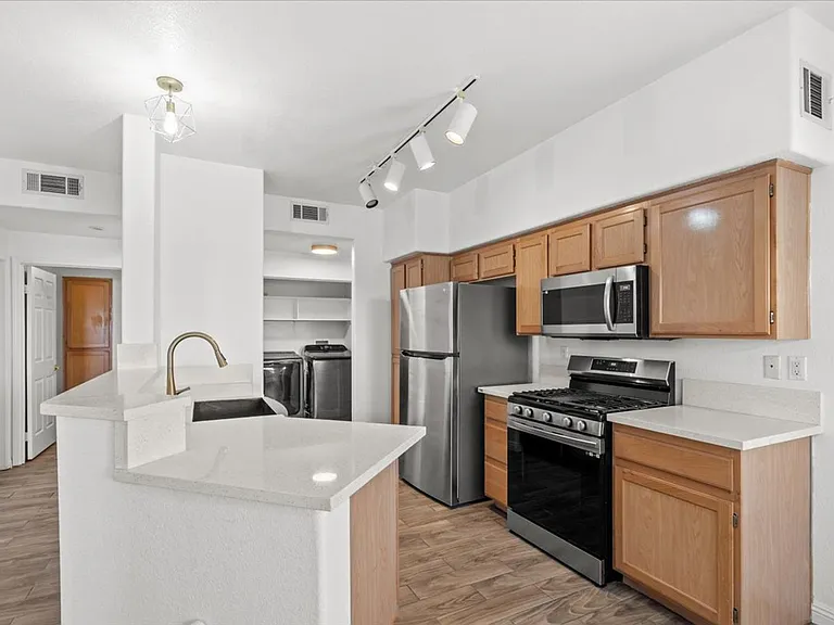 2100 Black Island St #101 — Photo 7