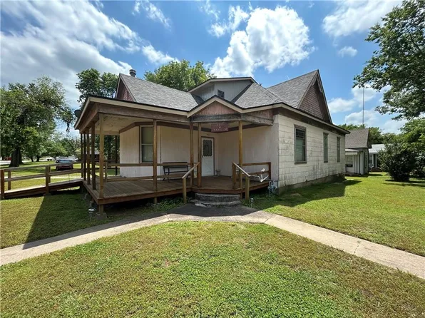 101 W Taylor St, Caney, KS 67333