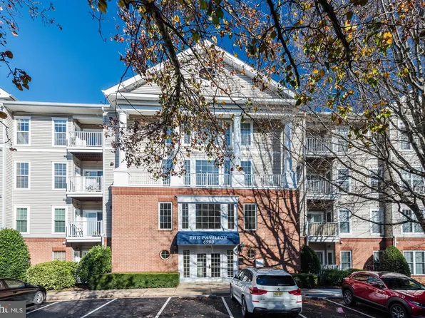 6990 Falls Reach Dr APT 406, Falls Church, VA 22043