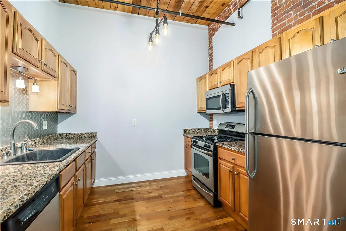 2 bed, 2.0 bath, 1300 sqft, $2,500 — Photo 3