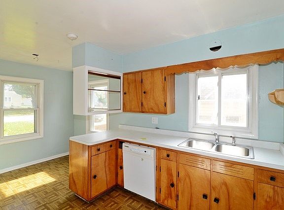 4th image of 2942 Pearl Ave