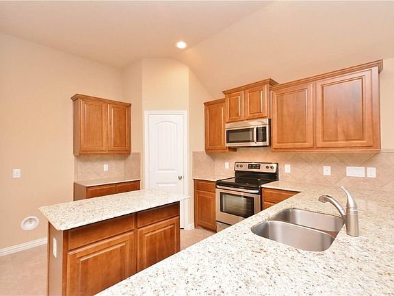 5th image of 122 Eagle Feather Dr