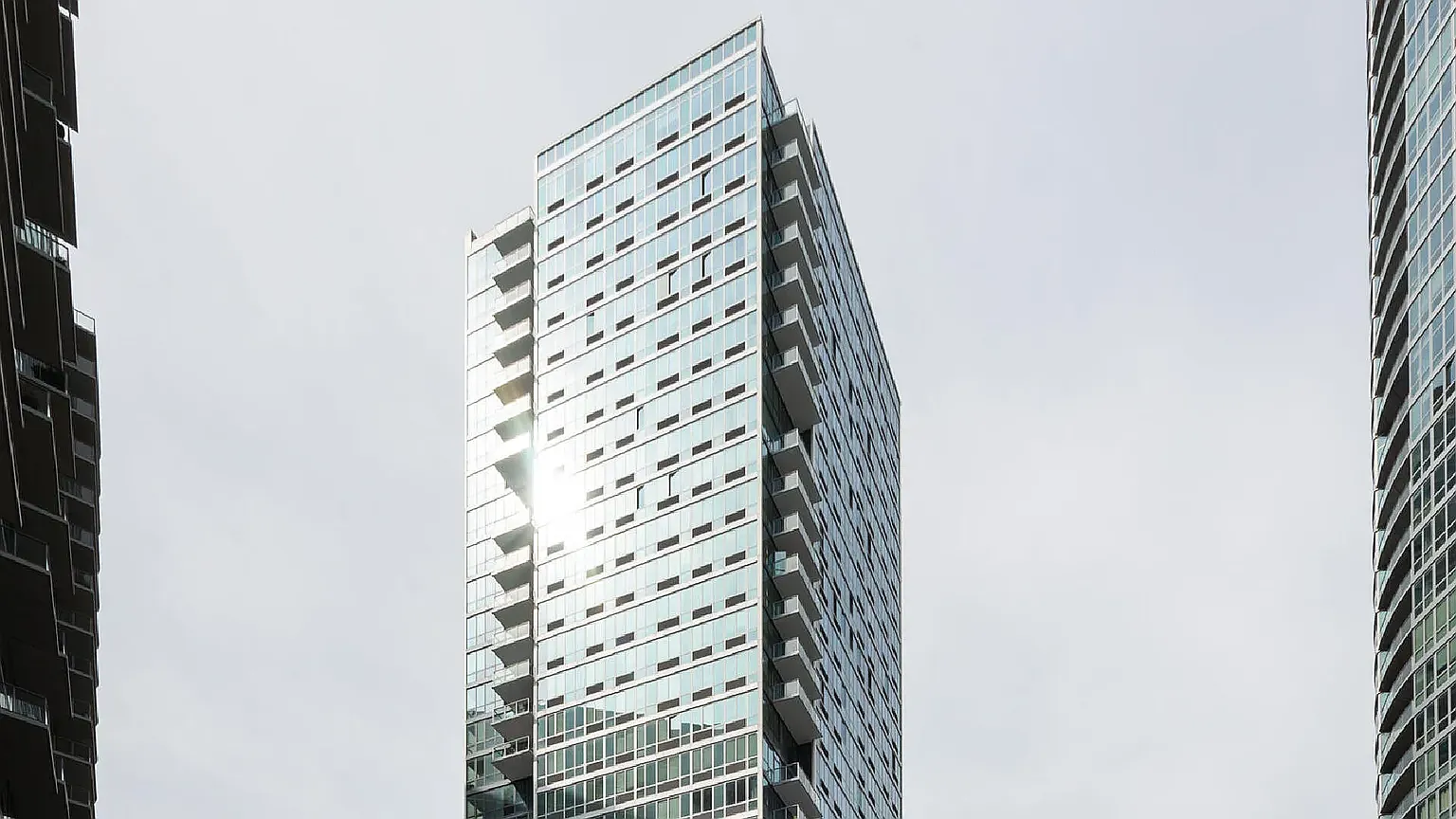 4540 Center Boulevard — Photo 1