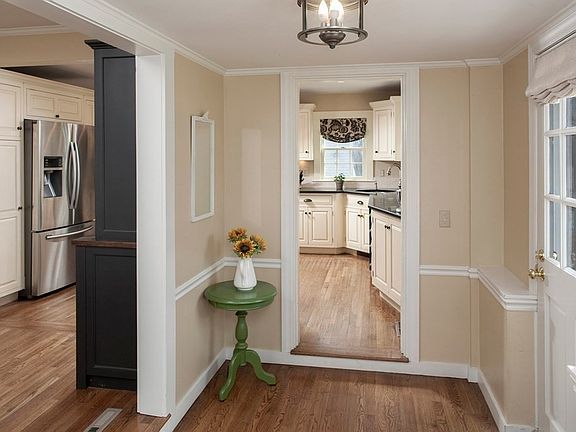 4th image of 392 Beechwood St