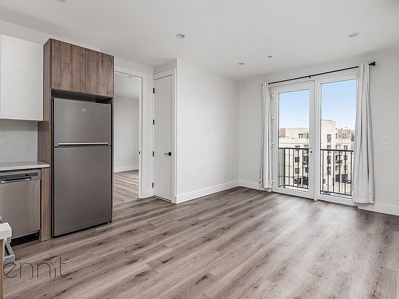 5th image of 125 Kings Hwy APT 4A