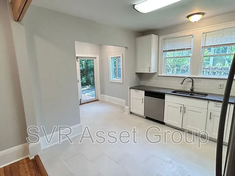 1758 Greenwood Ave — Photo 6