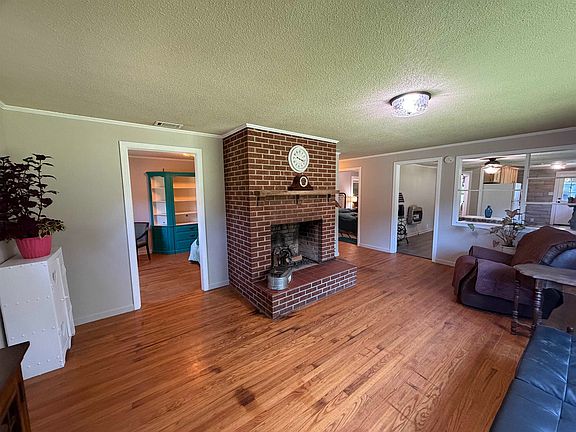 2nd image of 4190 Henderson Rd