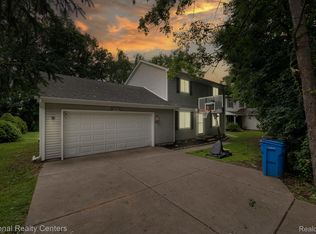 8073 Cooley Lake Rd, Commerce Township, MI 48382