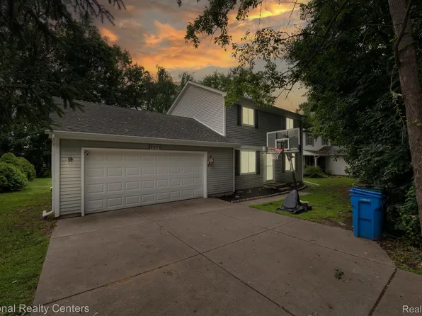 8073 Cooley Lake Rd, Commerce Township, MI 48382