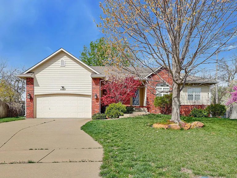 4923 Farmstead Ct — Photo 1