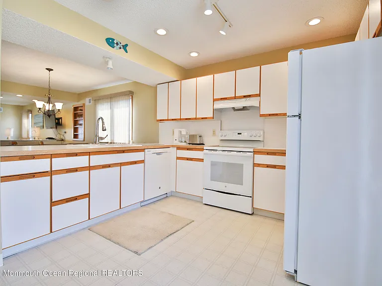 21 Brown Ave — Photo 22