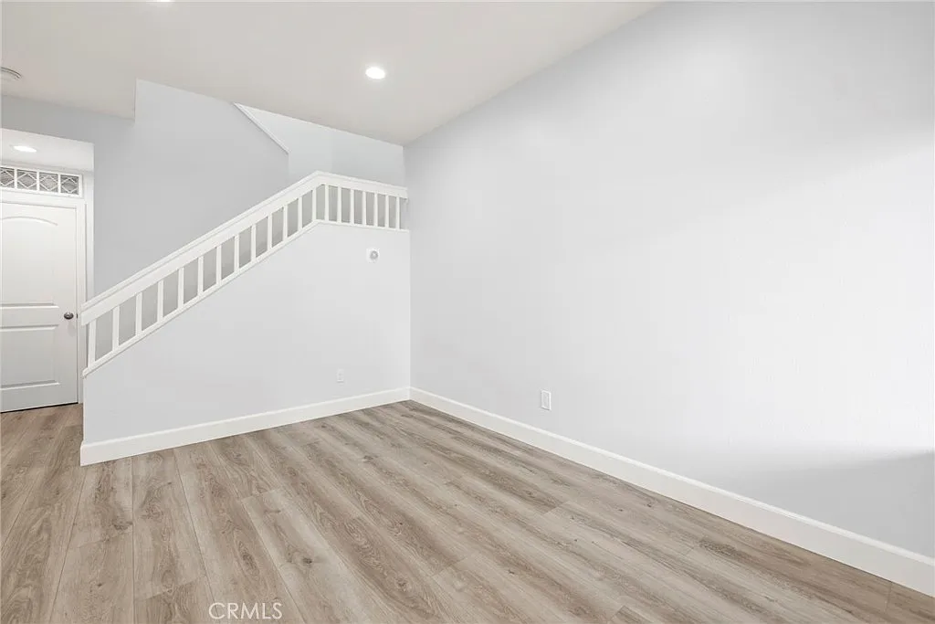 3 bed, 2.5 bath, 1555 sqft, $3,300 — Photo 2
