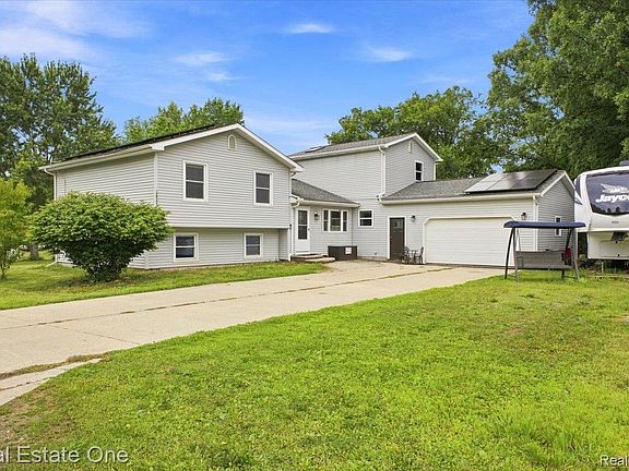 2nd image of 3697 Lakeshore Dr