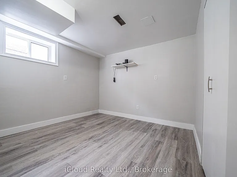 328 Wilson Rd S #LOWER — Photo 15