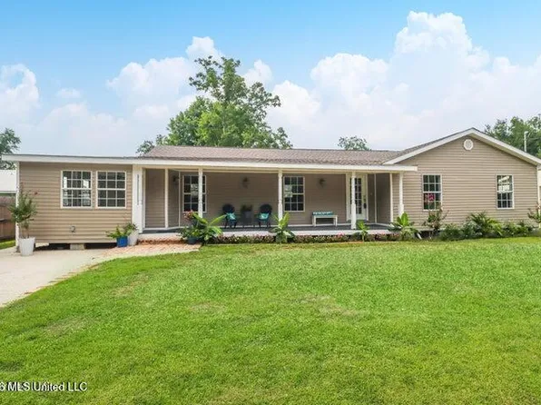 912 Maple St, Waveland, MS 39576