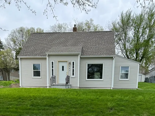 809 W 14th St, Cedar Falls, IA 50613