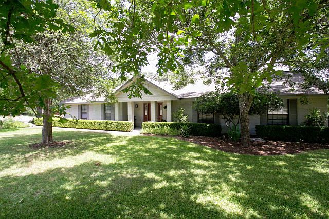 1st image of 324 Live Oak Dr