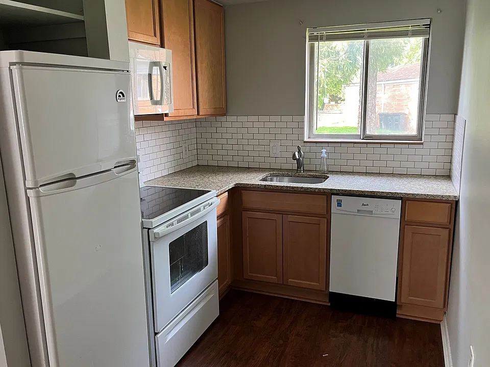 437 Woodlawn Ave #437