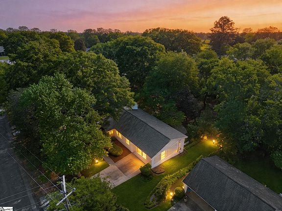 3rd image of 406 Rollingreen Rd