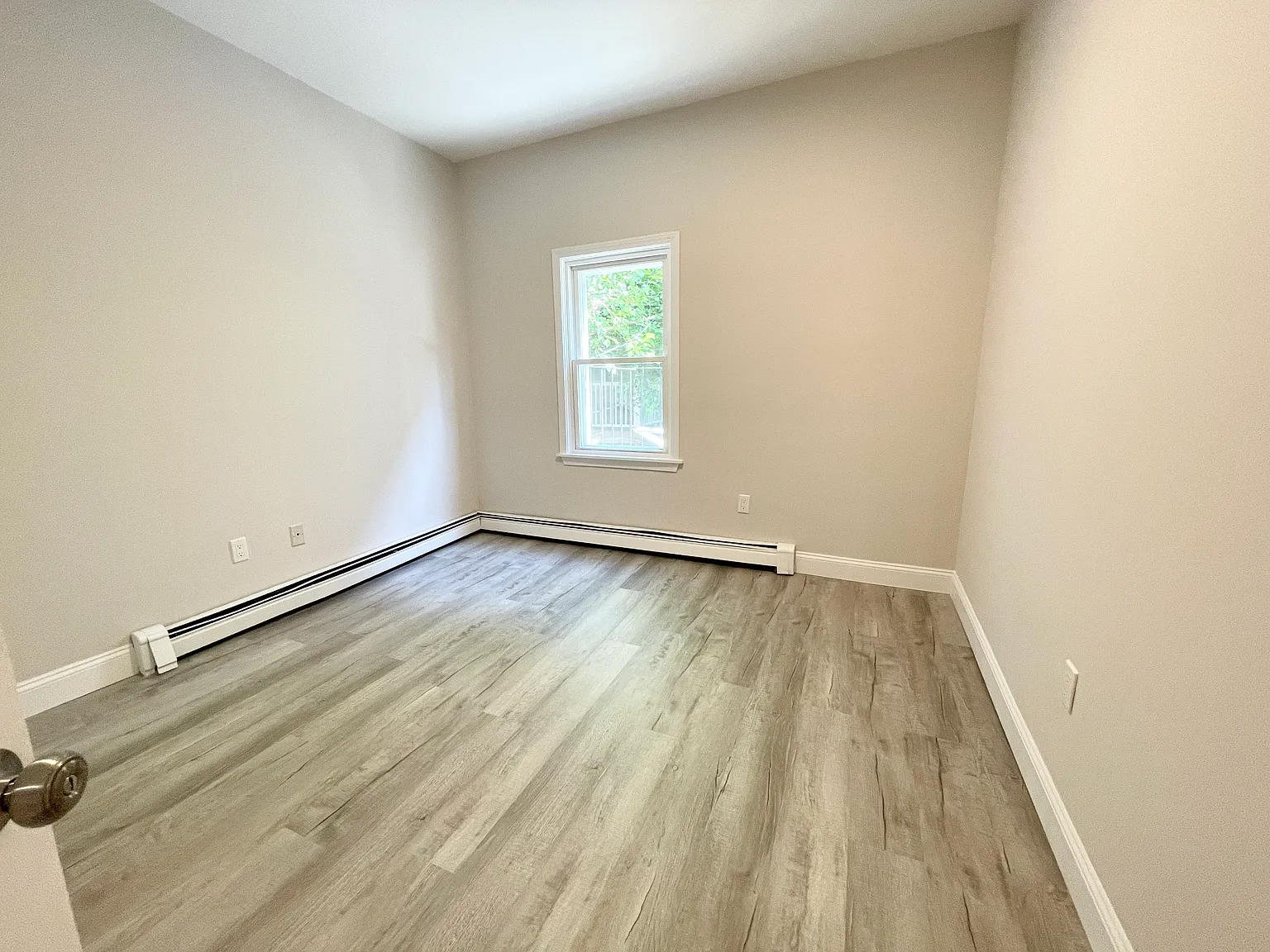 4 bed, 1350 sqft, $6,600 — Photo 4