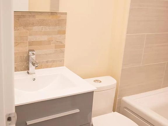 2nd image of 1028 N Paulina St #2F