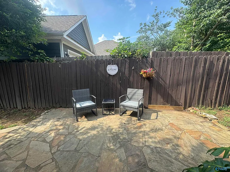 208 Surrey Rd SW — Photo 36