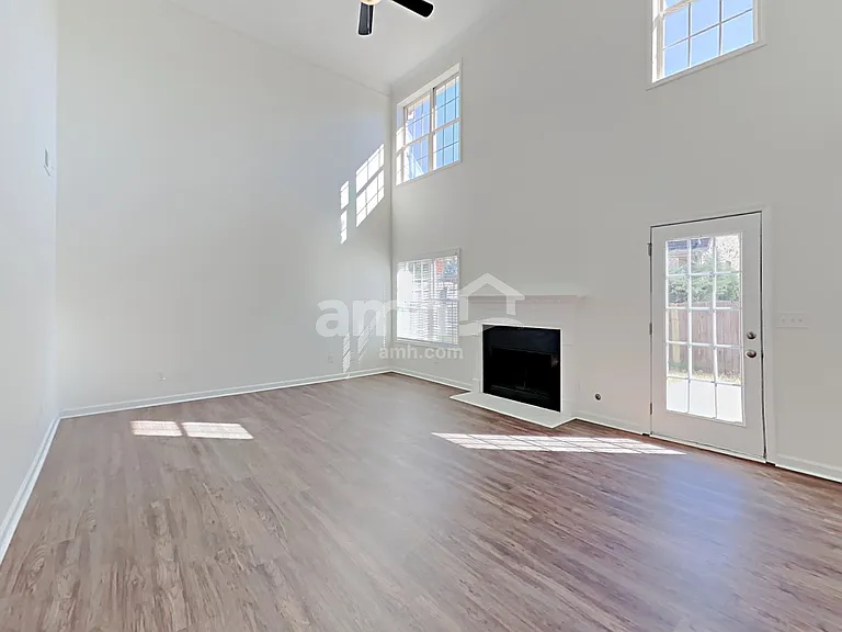 979 Park Knoll Ct — Photo 6