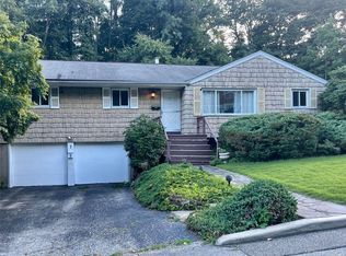 7 Deepdale Ct, Glen Cove, NY 11542