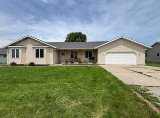 304 6th St E, Newhall, IA 52315